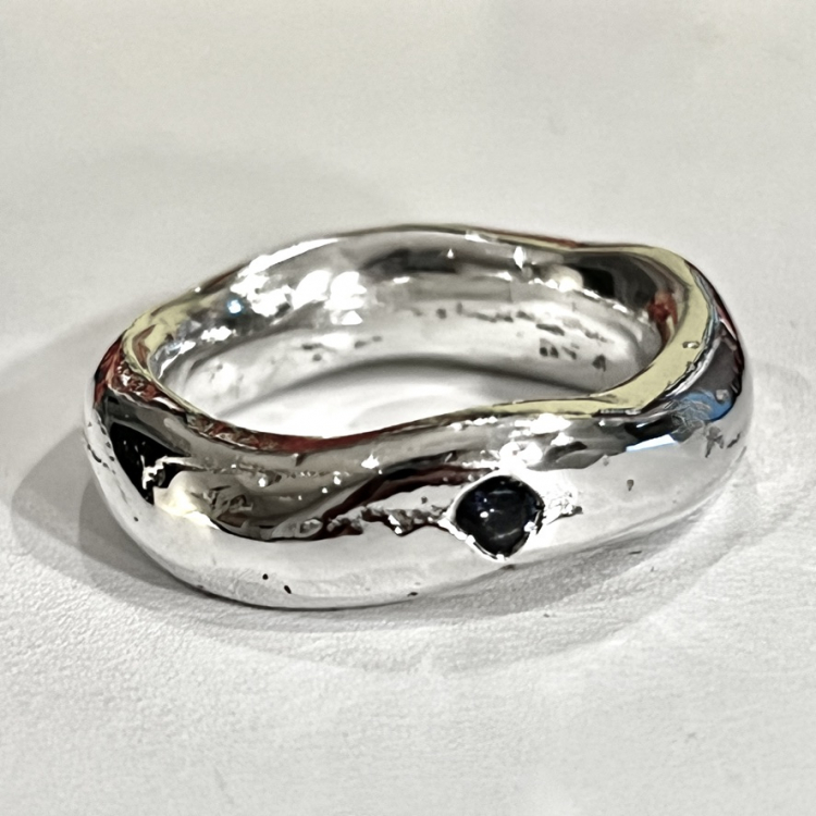 organic wavy man's ring in sterling silver with blue sapphire nicole jansen jewellery